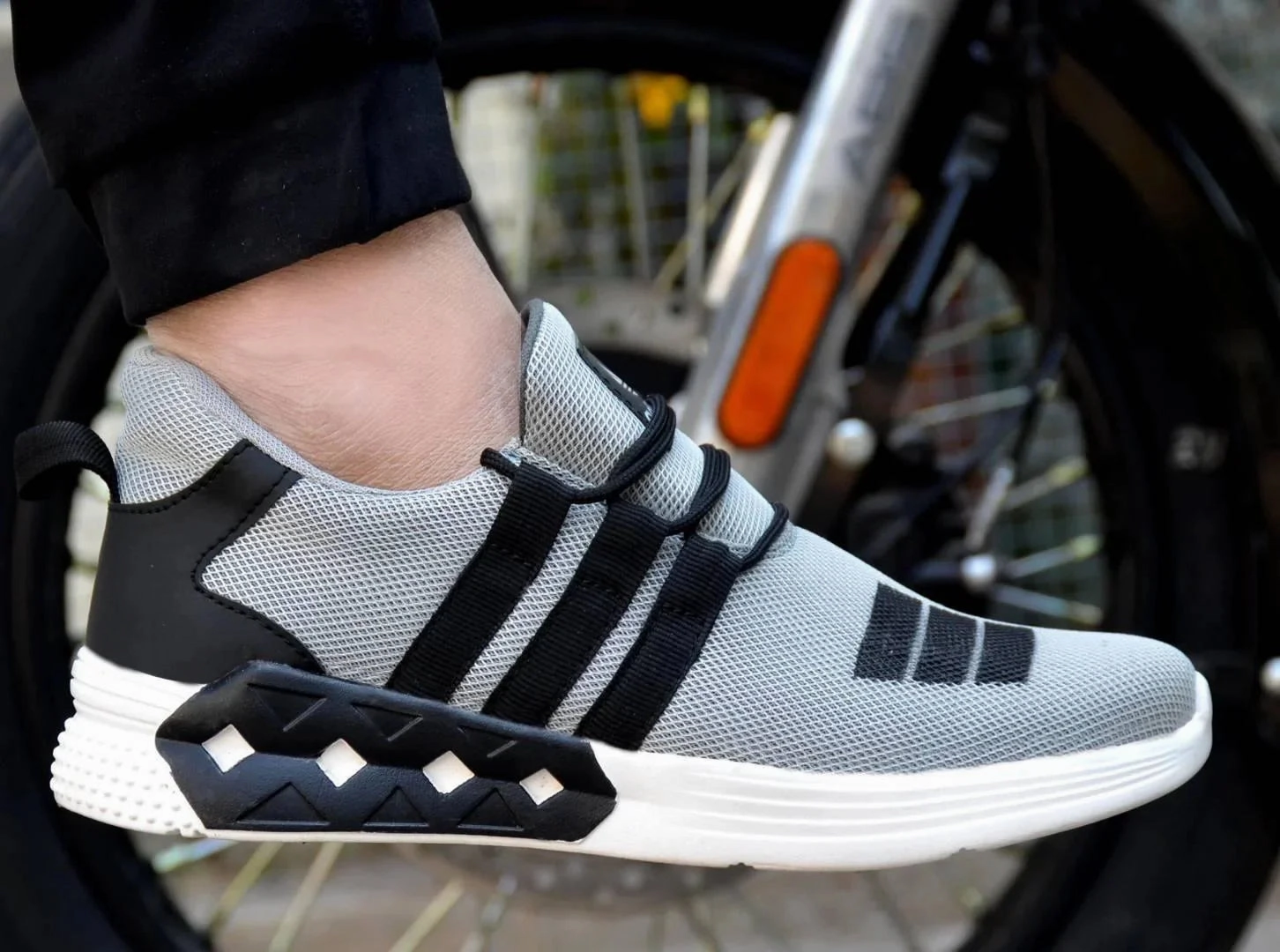 Men's Stylish Grey Mesh Sports Shoes Top Rated Running Shoes With Arch Support