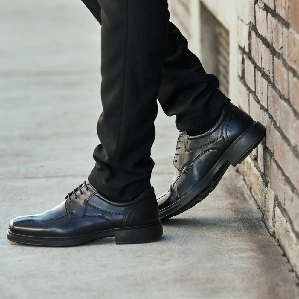 Ecco Men's Helsinki 2.0 Bike Toe Tie Shoe in Black Platform Lace Up Oxford Shoes