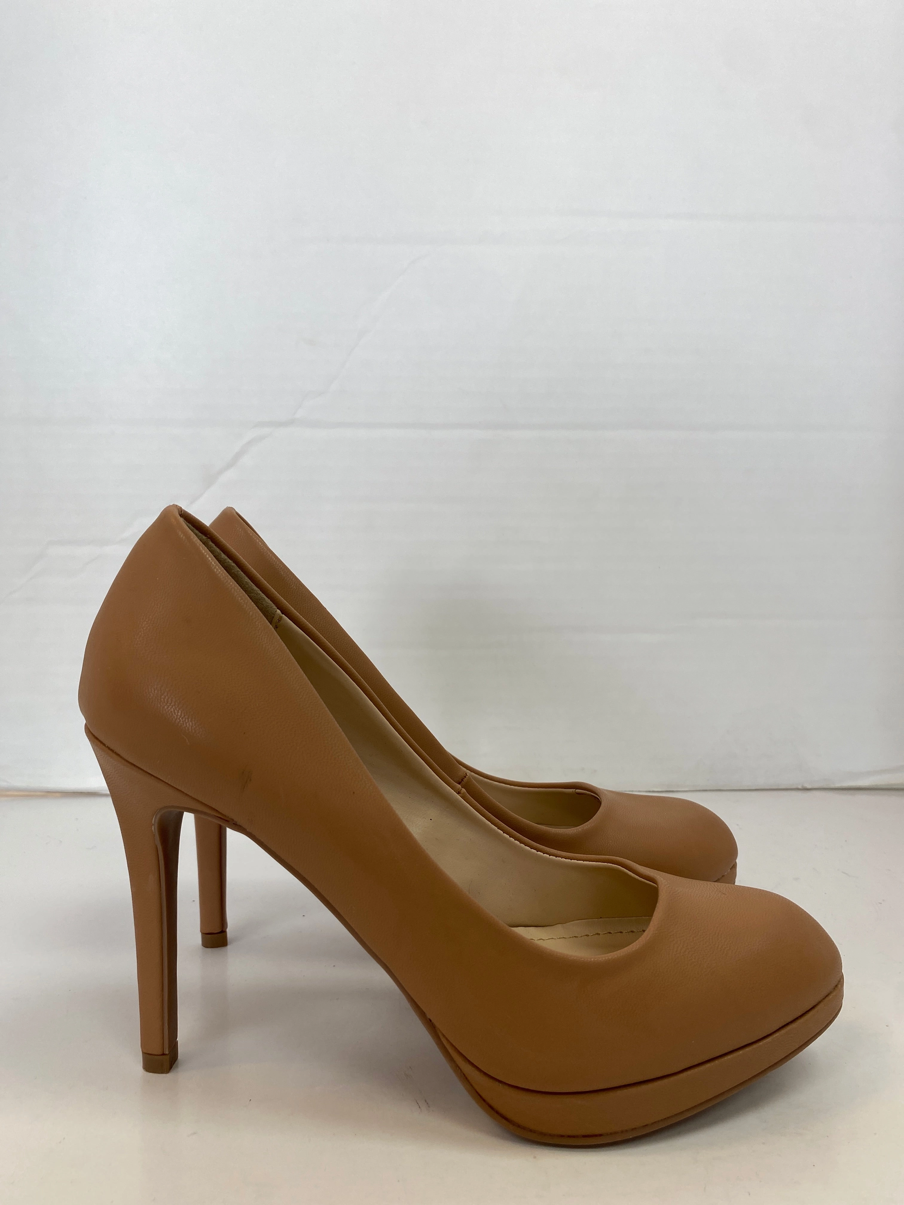 Amy Adams In Heels Shoes Heels Stiletto By Anne Michelle In Tan, Size: 7